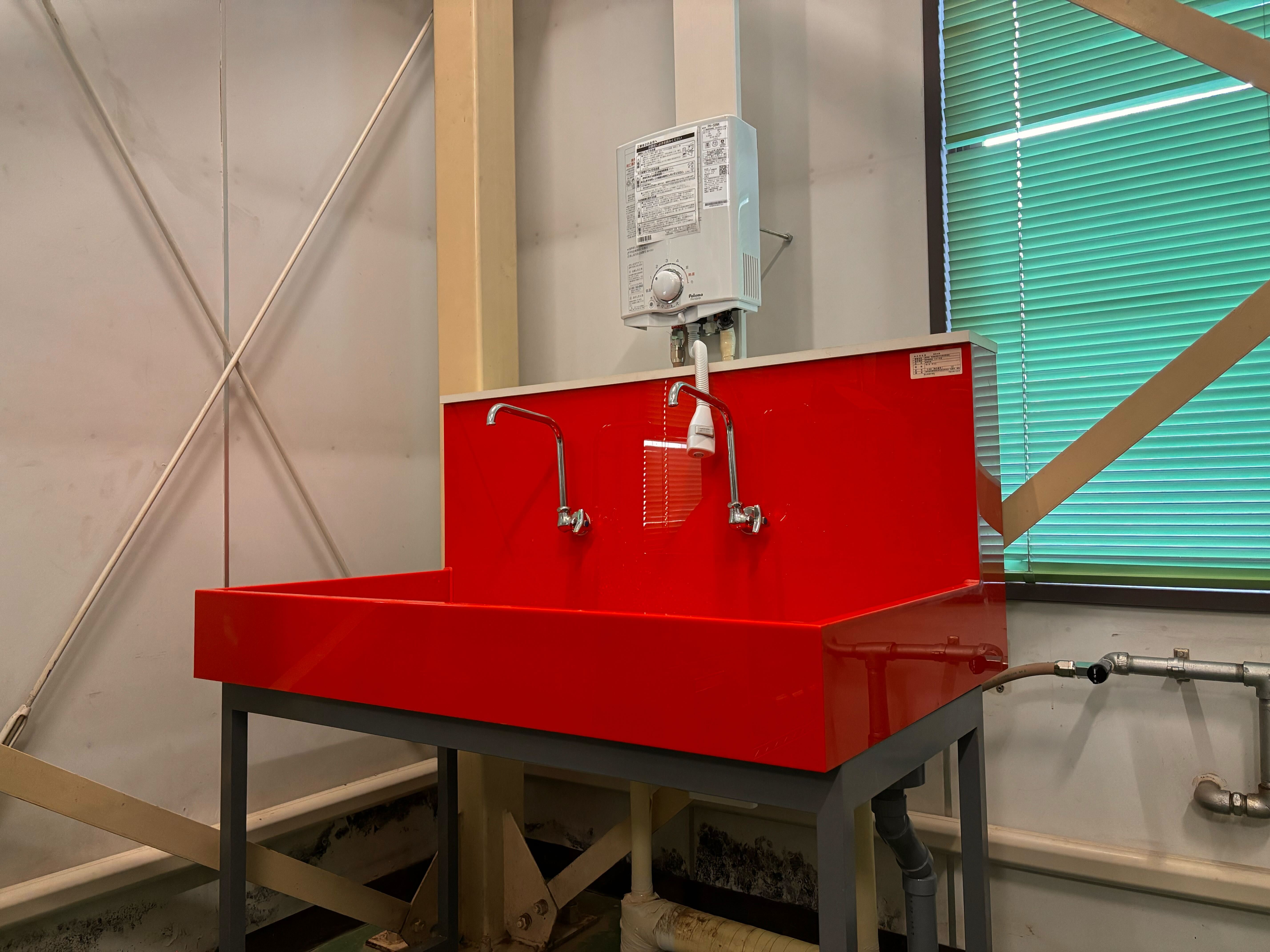 新しいシンクと給湯器